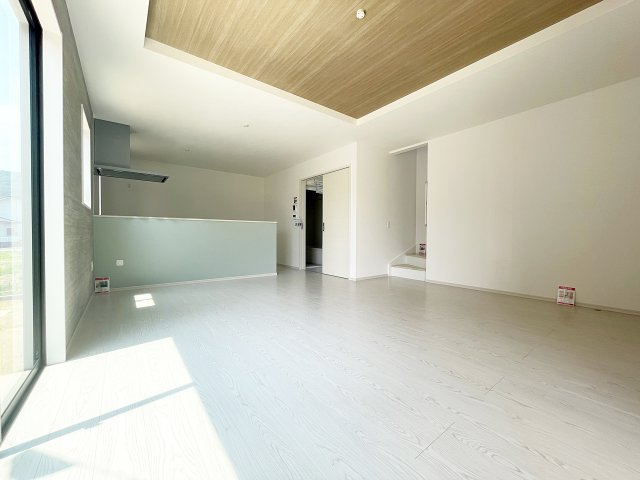 新築戸建・建売　伊達郡桑折町3期　Erde　全2棟の居間・リビング|折上天井×アクセントクロスで開放的でおしゃれな空間♪