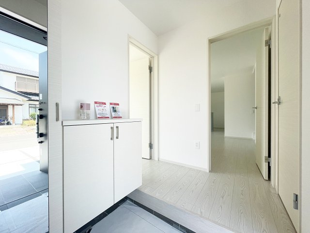 新築戸建・建売　伊達郡桑折町3期　Erde　全2棟の玄関|お出かけ前の身だしなみチェックができる全身鏡！