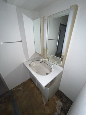 【独立洗面台】 | 神戸北町ソレアードコートＢ棟 | 床材はお好みのCFを貼ってください。（L-40等級以上）