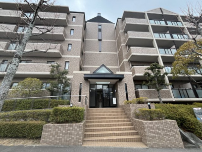 【外観】 | 神戸北町ソレアードコートＢ棟 | エントランスにはスロープがあります。車いすやベビーカーでも安心。