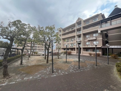 【中庭】 | 神戸北町ソレアードコートＢ棟 | ゆったりとした敷地に立つマンション