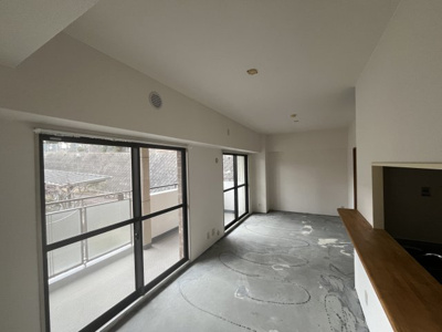 【居間・リビング】 | 神戸北町ソレアードコートＢ棟 | 床材はお好みのデザインのものを貼ってください。（L-40等級以上のもの）