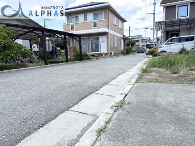 【前面道路含む現地写真】 | 加古郡稲美町中村　一戸建て | 前面道路は約4ｍで間口が広く駐車がしやすい♪