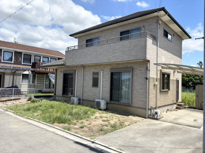 【外観】 | 加古郡稲美町中村　一戸建て | 敷地が広く駐車がしやすい♪
多目的に使える庭があります♪