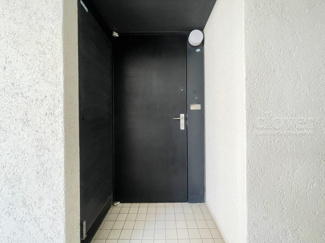 【その他共用部分】 | 皆様をお迎えする、お部屋の玄関ドア。開けやすさや開放角度、ドアノブの操作しやすさや鍵の形状などを、現地で一度ご確認ください。～即日のご見学可能～　お問合せはお気軽にどうぞ。