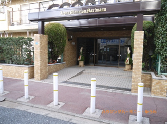 【エントランス】 | バリアフリー仕様の清潔感あるエントランス。