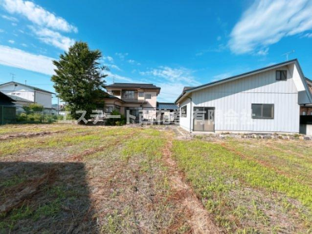 花巻市上根子字法領　土地建物の庭|奥の建物、手前の小屋、畑も一緒です。
