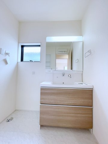 新築戸建・建売　寄居町赤浜第4　Livele Garden　全1棟の独立洗面台|三面鏡タイプの独立洗面台で、身だしなみチェックも収納力も◎洗面まわりもすっきり清潔に保てます！