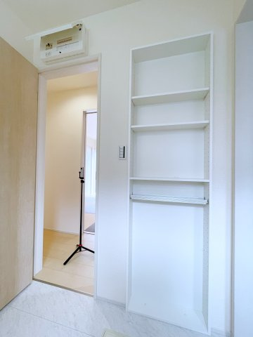 新築戸建・建売　寄居町赤浜第4　Livele Garden　全1棟の収納|独立洗面台の後ろには埋め込み型収納ユニット付き！タオルなど収納可能！