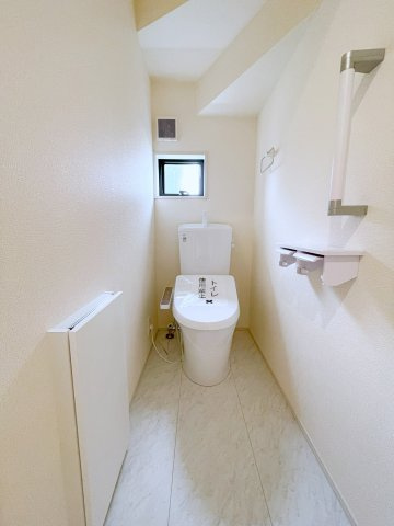 新築戸建・建売　寄居町赤浜第4　Livele Garden　全1棟のトイレ|小窓付きで自然光が入る明るくて爽やかなトイレ空間です！