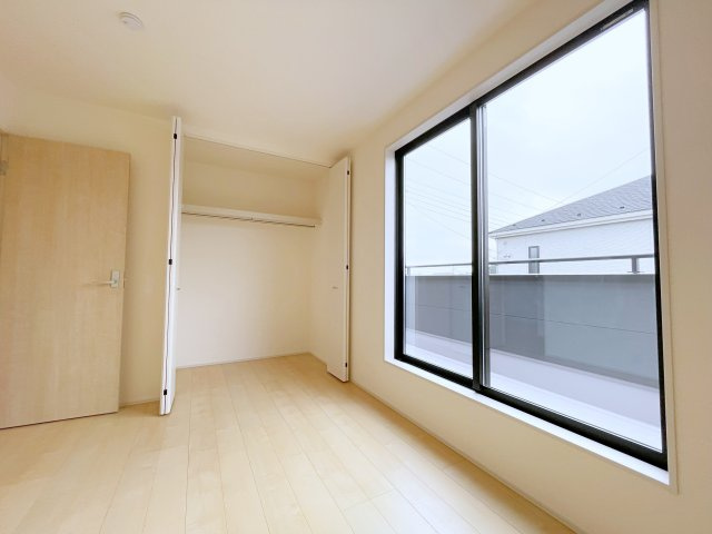 新築戸建・建売　寄居町赤浜第4　Livele Garden　全1棟の洋室|2面採光で明るい洋室です！ホワイト基調の爽やか空間からインナーバルコニーにも出られます♪