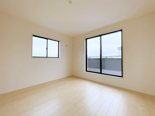 新築戸建・建売　寄居町赤浜第4　Livele Garden　全1棟の洋室|ホワイトベースの爽やかな洋室！2面採光で日差しがしっかり入り、朝もすっきり目覚められます♪