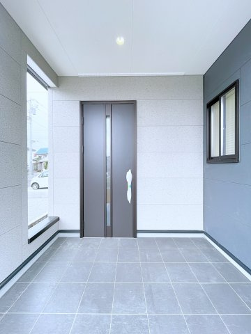 新築戸建・建売　寄居町赤浜第4　Livele Garden　全1棟の玄関|奥行きがあるので雨が降っても開閉に心配ありません！