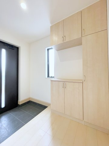新築戸建・建売　寄居町赤浜第4　Livele Garden　全1棟の玄関|小窓があるので電気を付けなくても日中でも玄関が明るいです！