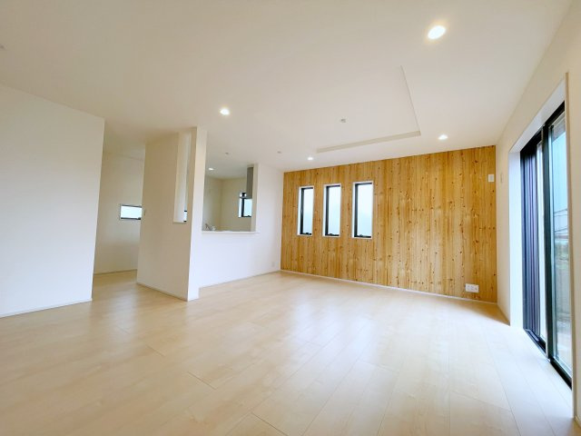 新築戸建・建売　寄居町赤浜第4　Livele Garden　全1棟の居間・リビング|木目調のアクセントクロスで温かみを感じられる空間になります！