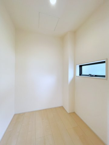 新築戸建・建売　寄居町赤浜第4　Livele Garden　全1棟の収納|【パントリー】広々のパントリーには棚などを配置して食品ストックや防災グッズなど収納可能です！