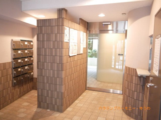 【その他共用部分】 | タイル調のエントランス内となります。