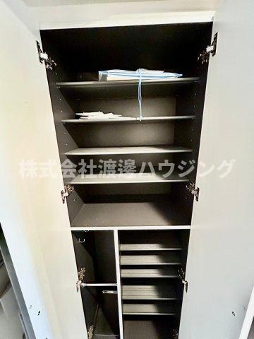 エグゼ江坂の収納|天井高シューズBOX