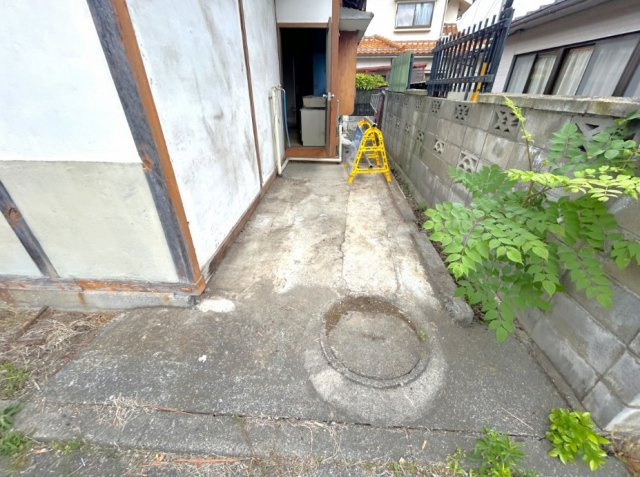 松本市里山辺　中古戸建の駐車場|北側スペース。外水栓がございます。