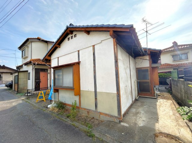 松本市里山辺　中古戸建の外観|スーパーやコンビニまで徒歩約10分の立地です。