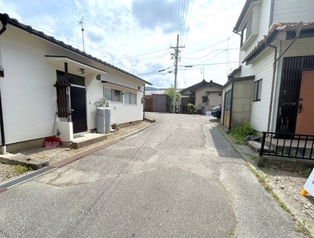 松本市里山辺　中古戸建の前面道路含む現地写真|前面道路は幅員約4メートルの公道です。