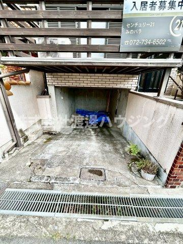 箕面5丁目戸建の駐車場|高さ168cmまでのお車は入ります。