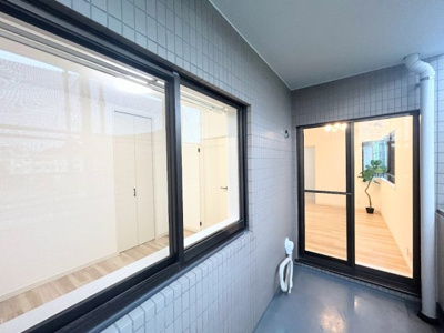 【バルコニー】 | 神大寺ガーデンハウス | ◆気持ちのいい空が見渡せる広いバルコニー。爽やかな風を感じて、心躍る素敵な暮らしがはじまります。通風・採光にも優れ、心地よい光と風があふれています。