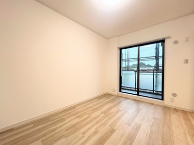 【洋室】 | 神大寺ガーデンハウス | ◆気持ちの良い風が室内へ入り込む居室。家具を配置しても広々ご利用いただけます！！