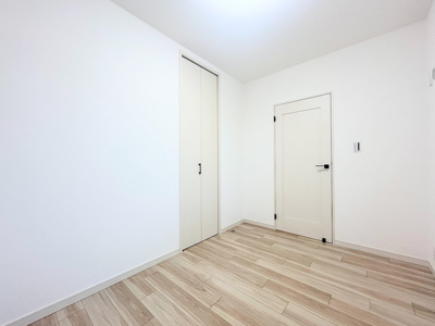 【洋室】 | 神大寺ガーデンハウス | ◆気持ちの良い風が室内へ入り込む居室。家具を配置しても広々ご利用いただけます！！