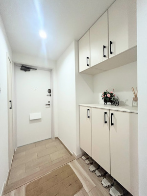 【玄関】 | 神大寺ガーデンハウス | ◆光の渦が溢れた明るい玄関ホール。「おかえり」と「ただいま」が交差するお家の顔とも言える場所は爽やかで心地良い空間となっています。すっきり片付いた玄関で来客時にも自信が持てそう。