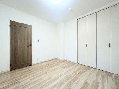 【洋室】 | 神大寺ガーデンハウス | ◆柔らかい陽光が差し込む明るいお部屋を演出する設計。彩光の取れる窓が気持ちの良いお部屋を創り上げます。