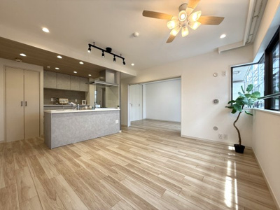 【居間・リビング】 | 神大寺ガーデンハウス | ◆ご家族の会話がはずむ、開放的なＬＤＫです。休日はお陽さまの光をたっぷりととりこめるぽかぽかリビングで過ごしませんか？