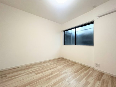 【洋室】 | 神大寺ガーデンハウス | ◆室内はいつも明るい印象なので気持ちの良い朝を迎えられます。各部屋にはクローゼットを完備しており、収納が多いお家はすっきりして快適空間です。