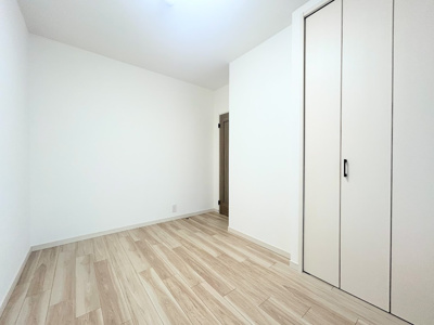 【洋室】 | 神大寺ガーデンハウス | ◆感性を育むプライベートルームはシンプルでスマートな空間。好みの空間で読書をしたり、音楽を聞いたりと一人の時間も充実したものにできます。