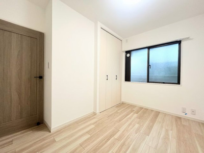 【洋室】 | 神大寺ガーデンハウス | ◆気持ちの良い風が室内へ入り込む居室。家具を配置しても広々ご利用いただけます！！