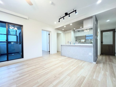 【居間・リビング】 | 神大寺ガーデンハウス | ◆家族で食卓を囲むダイニングスペースと、ソファでゆったりくつろぐリビングスペースがしっかり区切られているので家具の配置や用途を使いわけしやすいです。