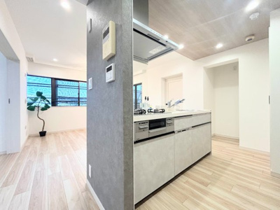 【キッチン】 | 神大寺ガーデンハウス | ◆アイランドキッチンからダイニングやリビングが見渡せるキッチン。料理をしながら家族とコミュニケーションをとれるだけでなく、大きな開放感も得られることができます。