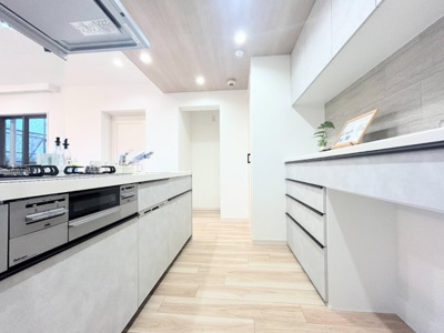 【キッチン】 | 神大寺ガーデンハウス | ◆長い時間滞在するキッチンだからこそ、食事の準備を楽しい時間に、忙しい時でもスムーズに無駄なく作業できる、お手入れも簡単にできるなど、毎日を楽しくするキッチンスペースに仕上げました。