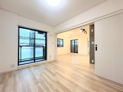 【洋室】 | 神大寺ガーデンハウス | ◆柔らかい陽光が差し込む明るいお部屋を演出する設計。彩光の取れる窓が気持ちの良いお部屋を創り上げます。