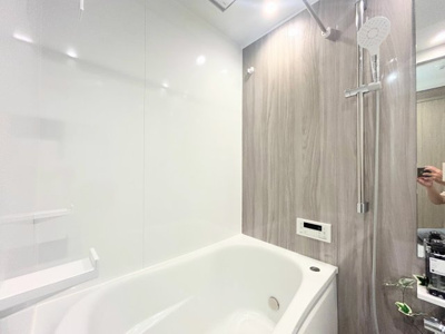 【浴室】 | 神大寺ガーデンハウス | ◆モダンデザインの空間が気持ちよさを高めてくれるバスルーム。すっきりとした清潔感の中に都会的なセンスが感じられ、心身をリフレッシュできる寛ぎを深めてくれるスペースです。