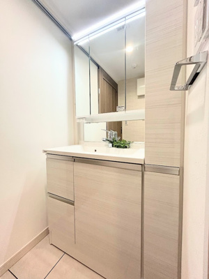 【独立洗面台】 | 神大寺ガーデンハウス | ◆ご家族の1日が始まり、1日が終わりを締めくくる洗面空間。洗濯機を配置しても十分なスペースを確保した設計となっております。