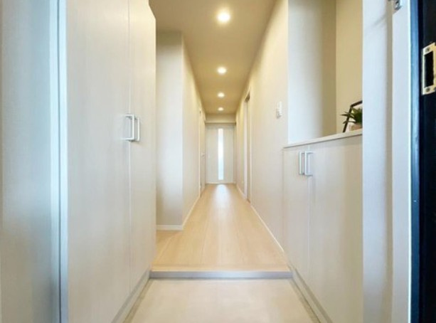 【玄関】 | メセーヌ | おしゃれなフローリング調の玄関、収納が充実した玄関です！