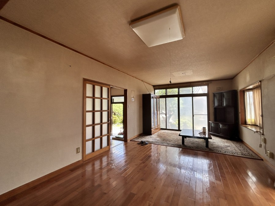 安曇野市堀金烏川　中古戸建の居間・リビング|LDKは2面採光で明るく風通し良好。