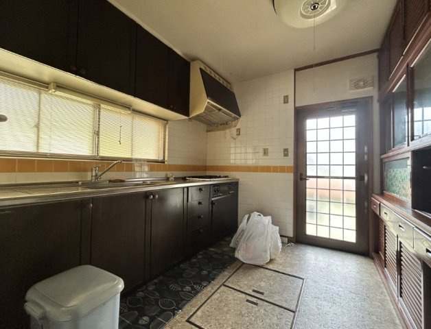 安曇野市堀金烏川　中古戸建のキッチン|広々としたキッチン。お料理も楽しくなりそうですね。