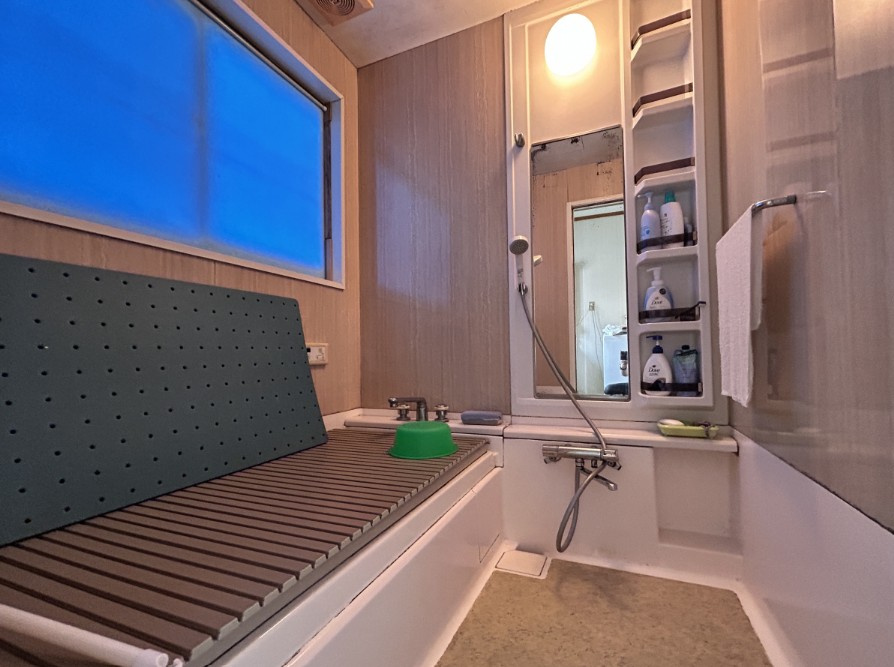 安曇野市堀金烏川　中古戸建の浴室|窓があり換気良好のバスルームです。