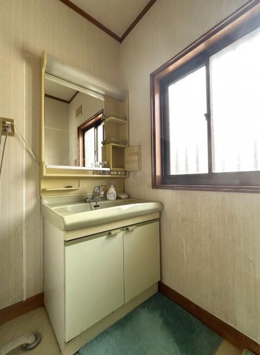 安曇野市堀金烏川　中古戸建の独立洗面台|独立洗面台は小物を置くスペースもございます。