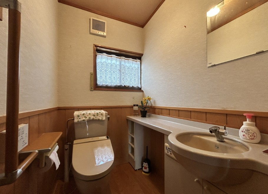 安曇野市堀金烏川　中古戸建のトイレ|トイレ内には手洗い場がございます。