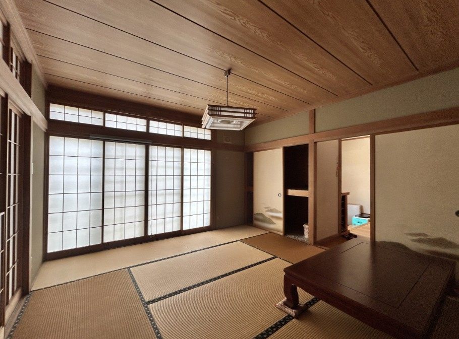 安曇野市堀金烏川　中古戸建の和室|足を伸ばして寛げる和室です。