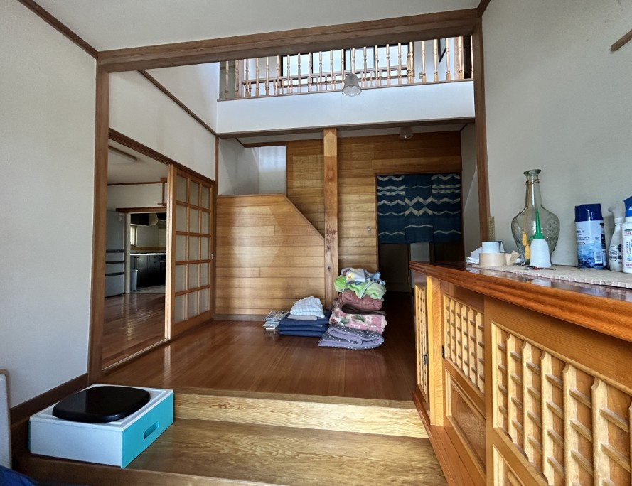 安曇野市堀金烏川　中古戸建の玄関|吹抜のある玄関。開放感がございます。