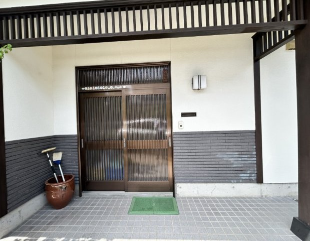 安曇野市堀金烏川　中古戸建の玄関|玄関前は広々としています。